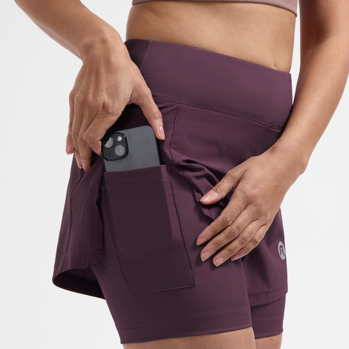 Detail van Essential 2-in-1 korte hardloopbroek dames eggplant met zakken.