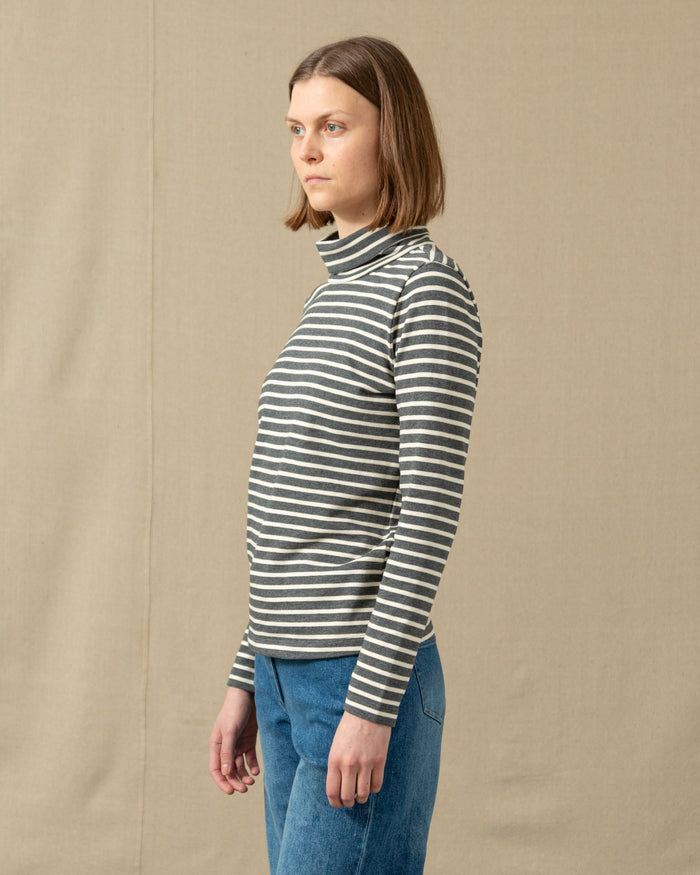 Women's Calypso Turtleneck in Graphite/Off White