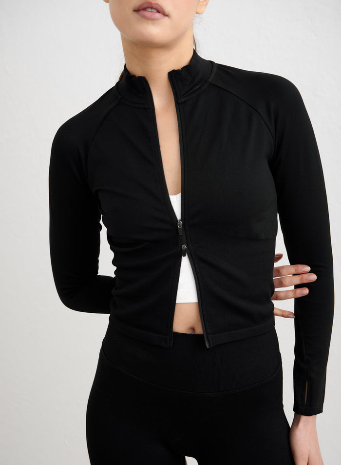 Musta aim'n Shape Seamless Zip Jacket, jossa on second skin -tuntu, peukaloreiät ja täyspitkä vetoketju. [S-178cm]