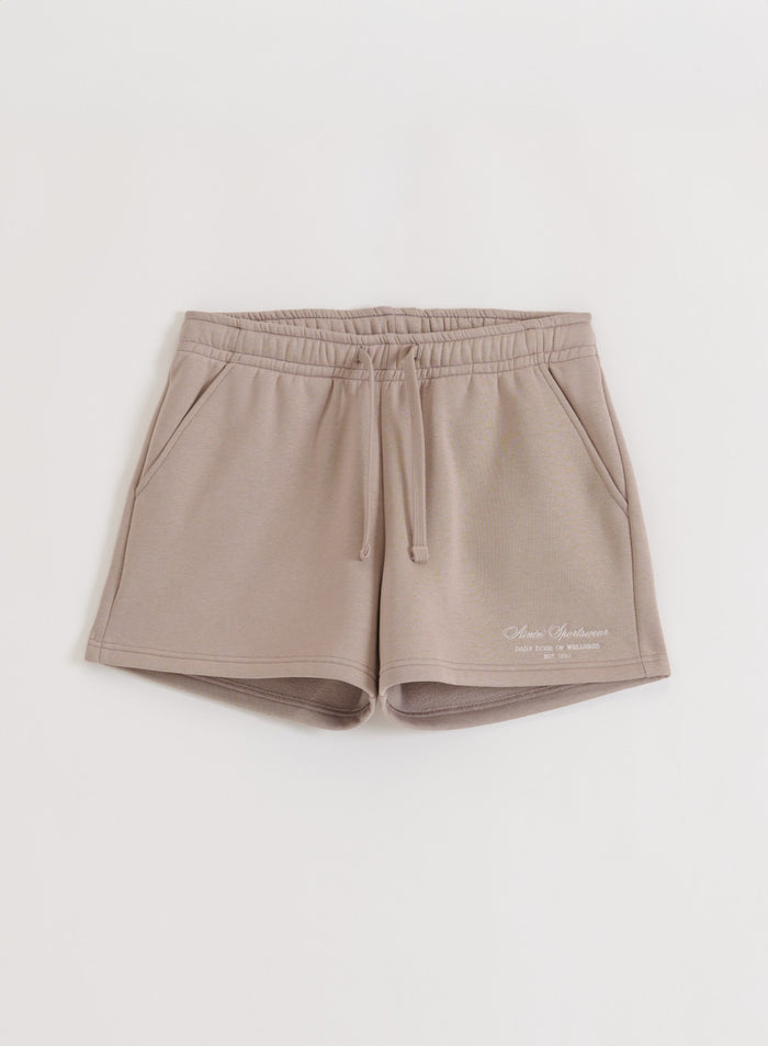 aim'n Dark Clay Script Sweat Shorts -collegeshortsit joustavalla kiristysnyörivyötäröllä ja sivutaskuilla tasokuvassa.