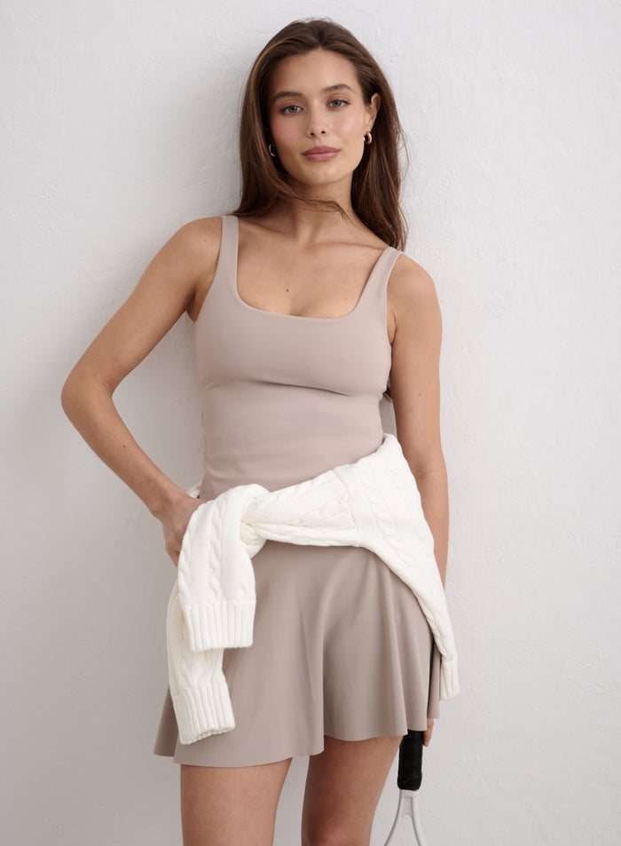 Dark Clay aim'n Sense Singlet puettuna yhteensopivaan hameeseen ja valkoiseen palmikkoneuleeseen. [XS-174cm]