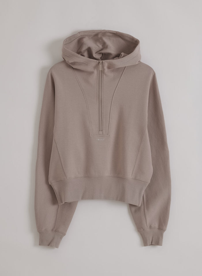 aim'n Sportif Half Zip Hood värissä Dark clay, teksturoitua jerseytä puolivetoketjulla, flatlay-kuva.