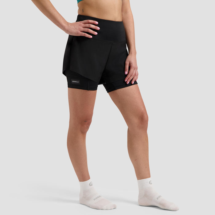 Rogelli Distance 2-in-1 korte hardloopbroek dames zwart gedragen voorkant.