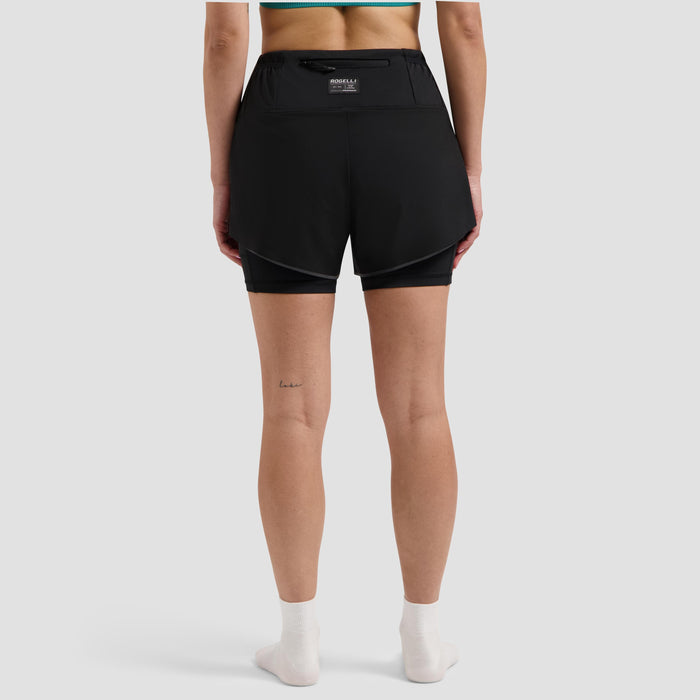 Rogelli Distance 2-in-1 korte hardloopbroek dames zwart gedragen achterkant.