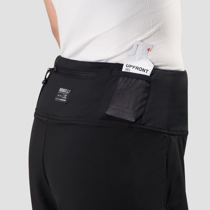 Detail van Distance 2-in-1 korte hardloopbroek dames zwart met zakken.