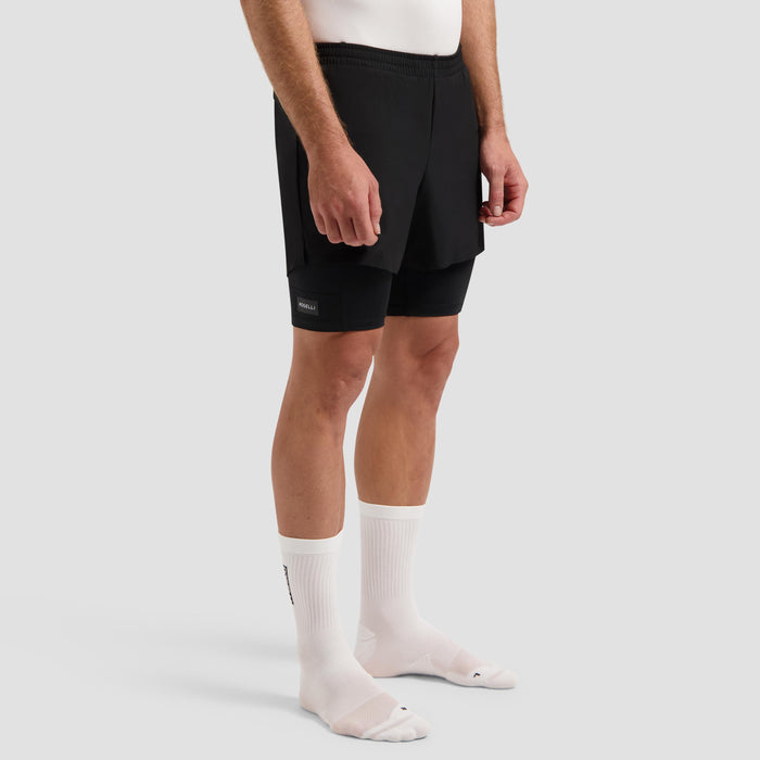 Rogelli Distance 2-in-1 korte hardloopbroek heren zwart gedragen voorkant.