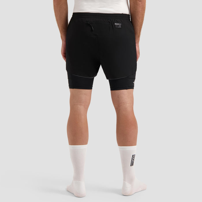 Rogelli Distance 2-in-1 korte hardloopbroek heren zwart gedragen achterkant.