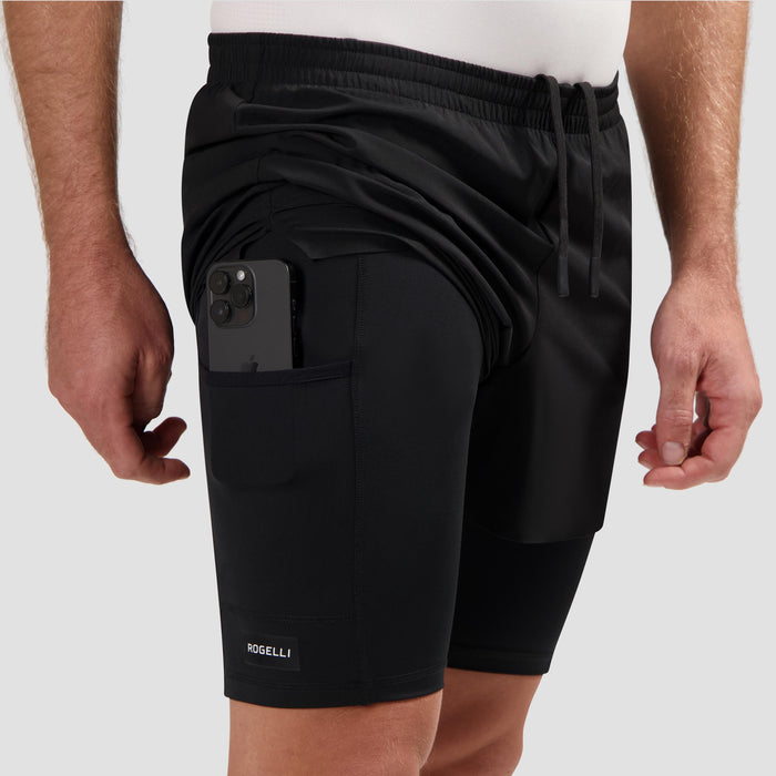 Detail van Distance 2-in-1 korte hardloopbroek heren zwart met zakken.
