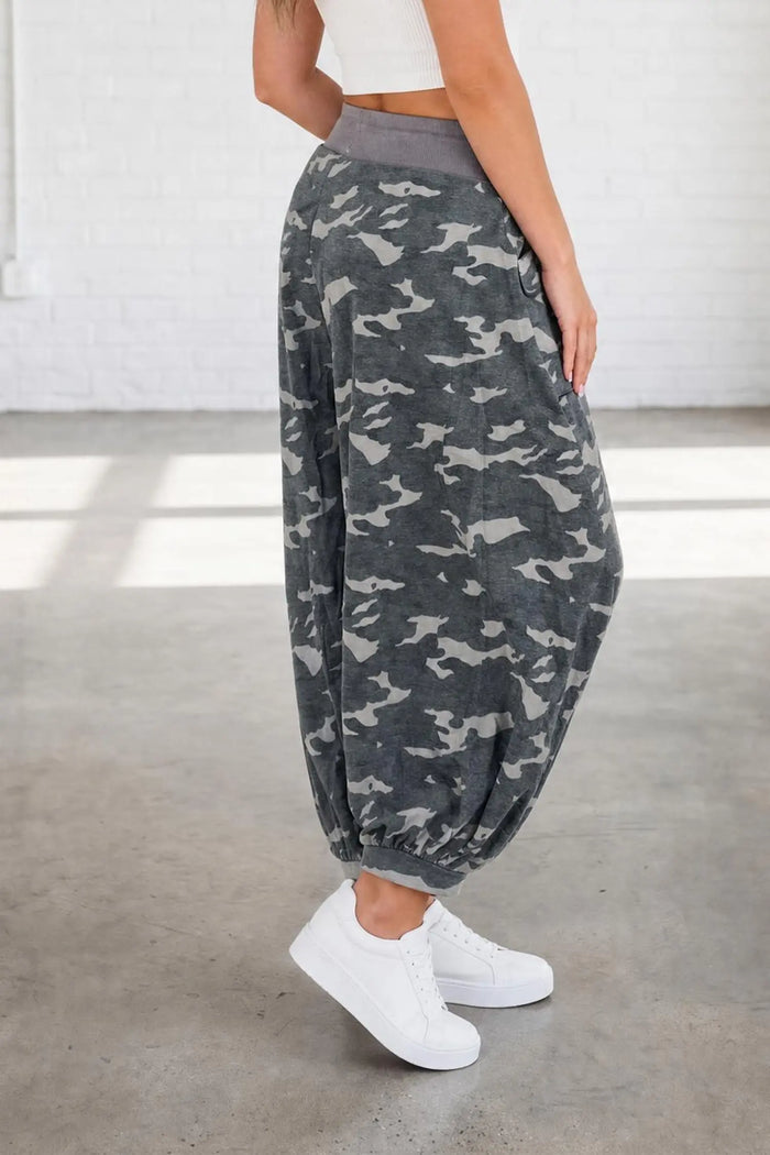 Drawstring Contrast Waistband Camouflage Cargo Barrel Pants – Multicolour