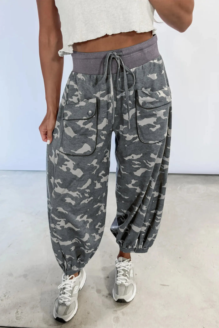 Drawstring Contrast Waistband Camouflage Cargo Barrel Pants – Multicolour