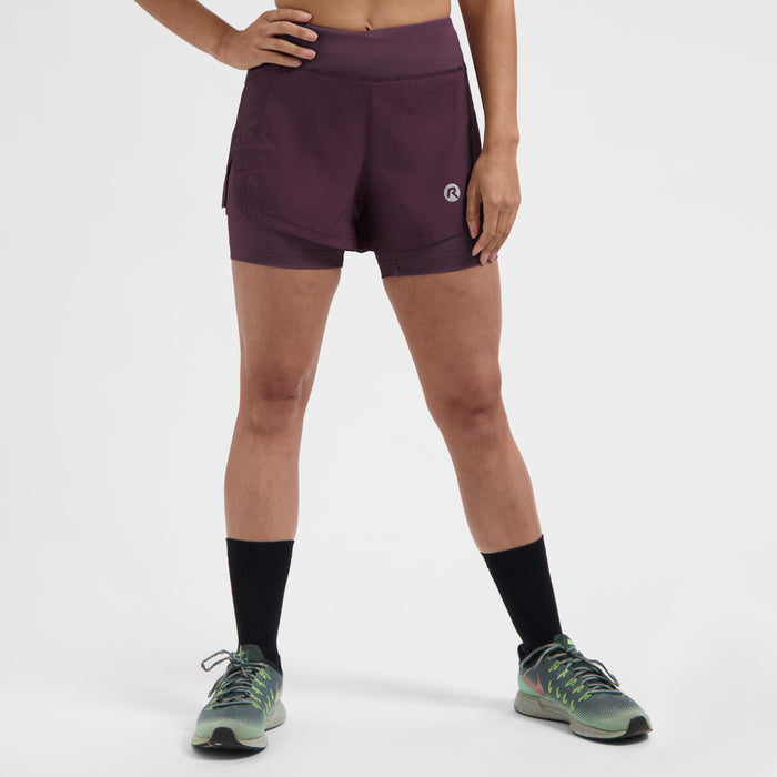 Rogelli Essential 2-in-1 korte hardloopbroek dames eggplant gedragen voorkant.