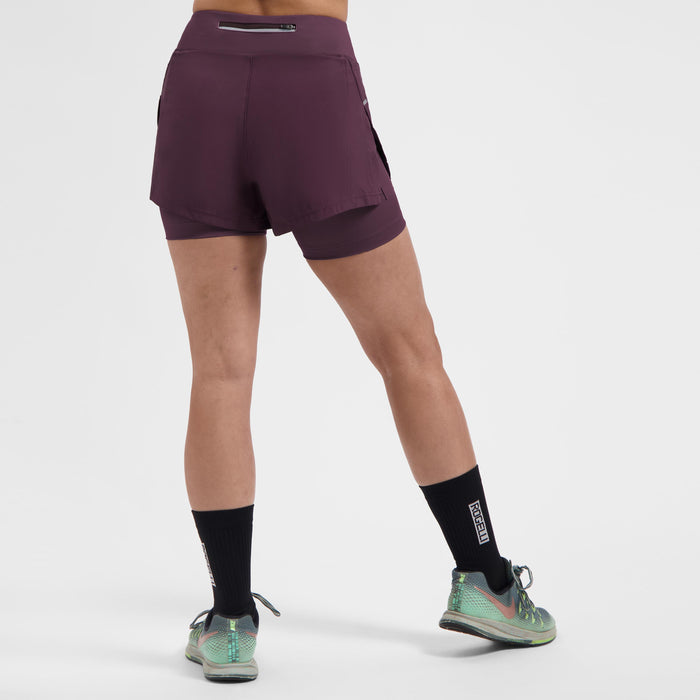 Rogelli Essential 2-in-1 korte hardloopbroek dames eggplant gedragen achterkant.