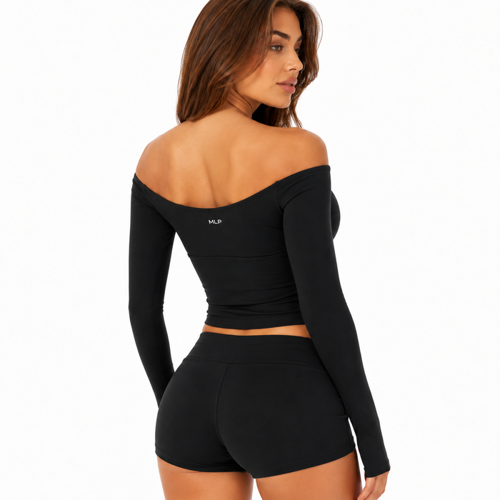quick drying women’s workout set with sleek cold weather gym look
