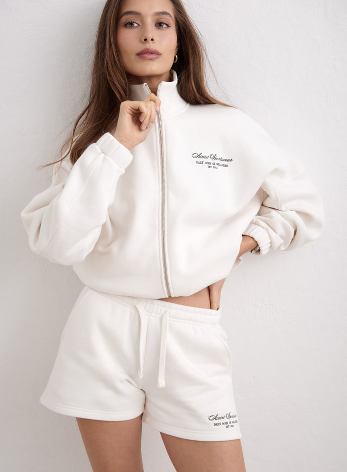 Luonnonvalkoiset aim'n Script Sweat Shorts -shortsit pehmeää jerseytä ja kiristysnauha vyötäröllä. [XS-174cm]