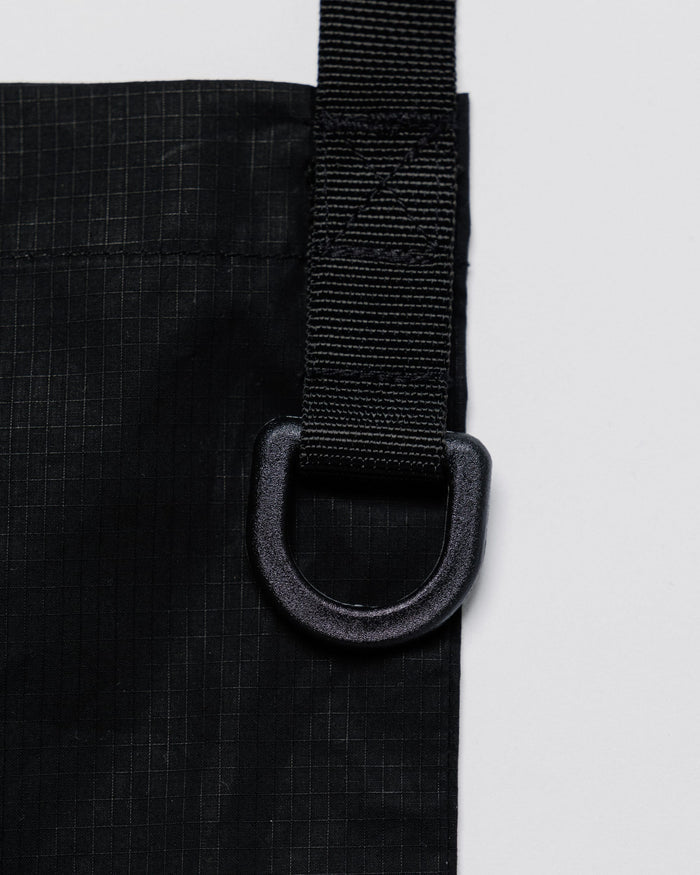 Outnback Musette in black, D-ring hardware detail