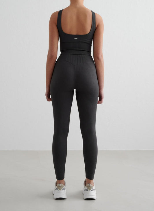 Tummanharmaat aim'n Ribbed Seamless Tall Tights ja yhteensopiva crop-toppi takaapäin kuvattuna.