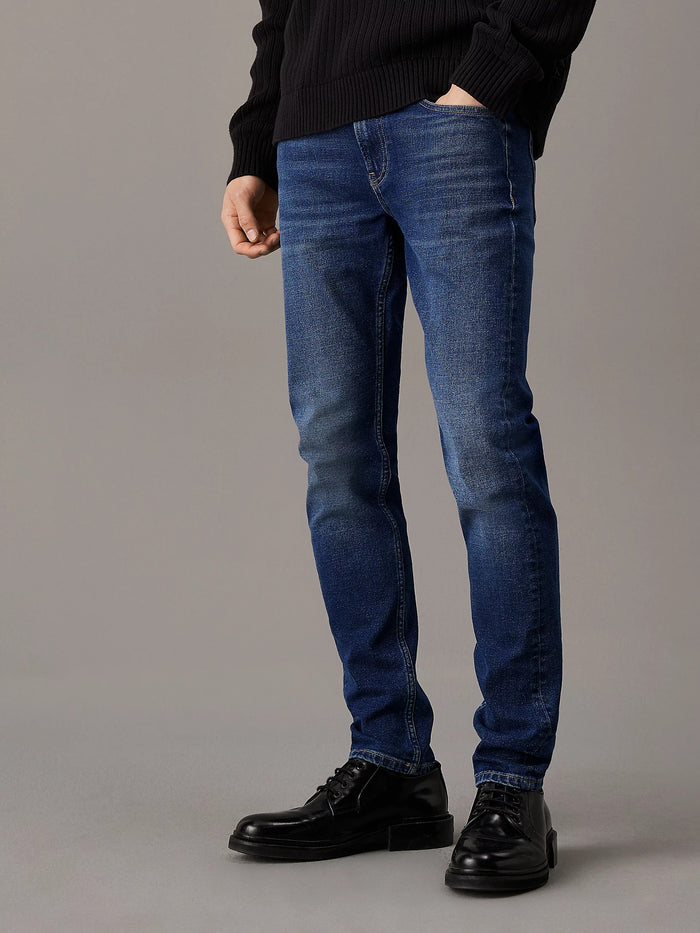 Slim Tapered Jeans in Dark