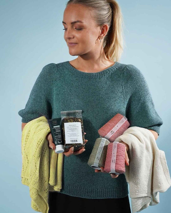 T-shirt knitting box w yarn, patterns and gifts. Save 37%